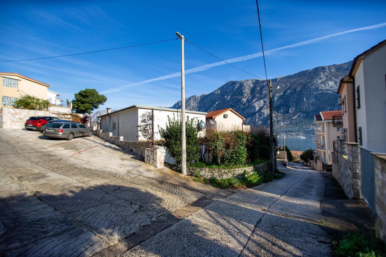 Lana Appartement Prčanj Buitenkant foto