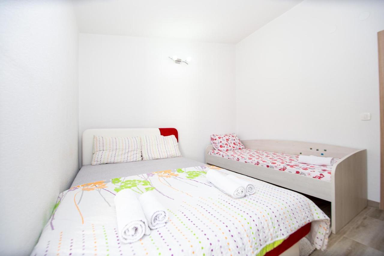 Lana Appartement Prčanj Buitenkant foto